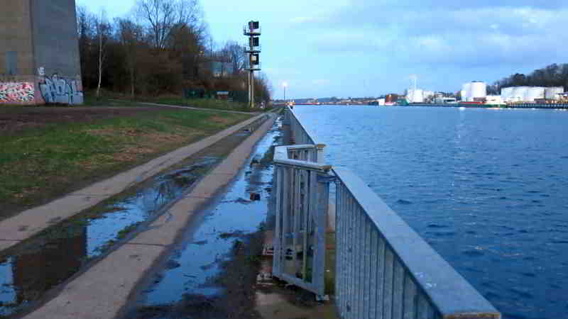 Heringsangeln in Kiel am Canale Grande am 23.03.2024